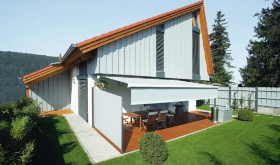Modernes Einfamilienhaus mit Terrasse und Überdachung